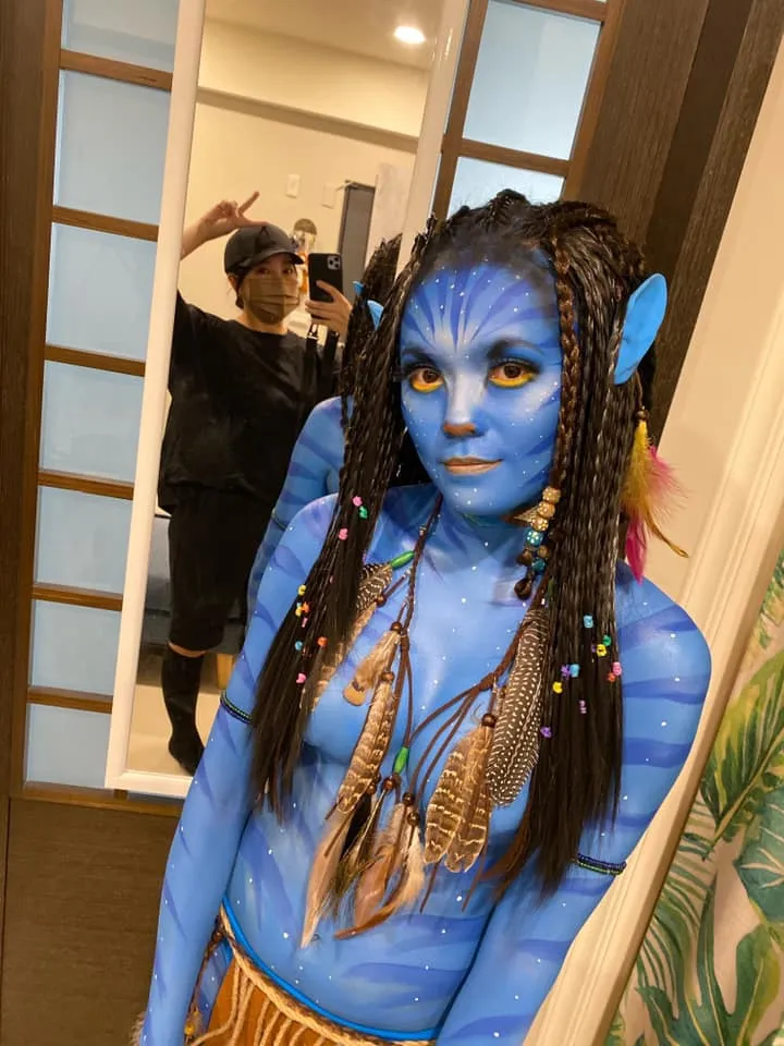 正妹挑戰阿凡達造型，網友傻眼根本完全復刻電影造型。彩妝師宋昀儒MINI授權提供