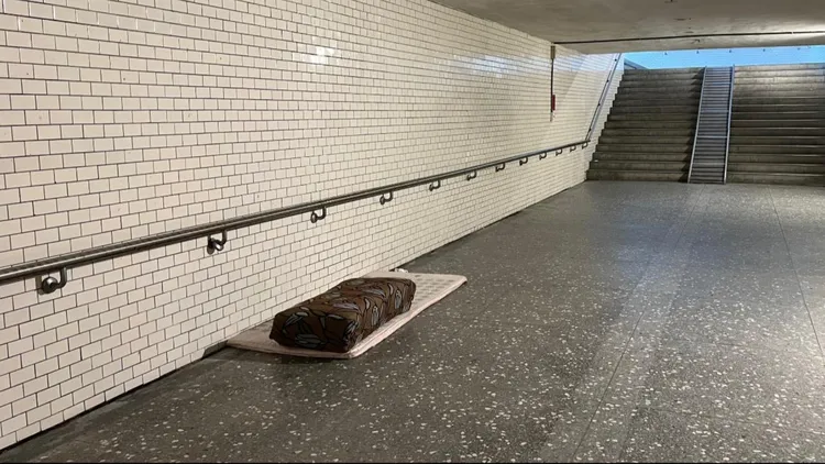行人地下道驚見「豆腐被」，網致敬街友：尊嚴到處都能展現。翻攝臉書「路上觀察學院」
