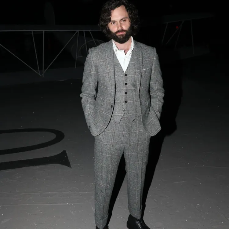 主演Netflix人氣影集《安眠書店》的潘巴奇利帥氣看秀。翻攝pennbadgley_younetflix IG