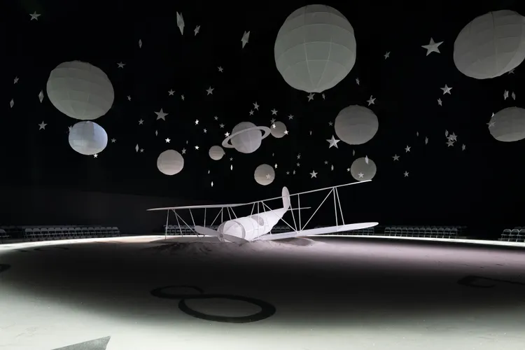 秀場地板上覆蓋著一層細沙，中間是一架墜毀的飛機，天花板上則懸掛著行星和恆星，營造《小王子》故事場景。品牌提供