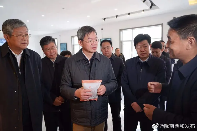 莊國泰4日在甘肅視察，地方政府還發布新聞照。翻攝微博