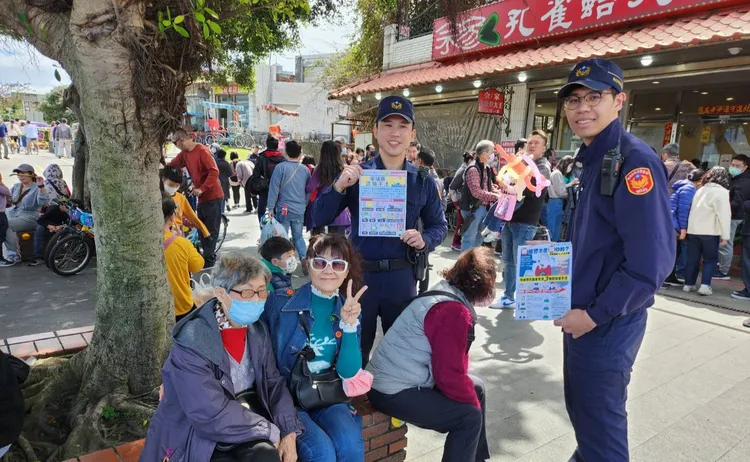 蘆洲警方至八里渡船頭進行宣導。蘆洲警分局提供