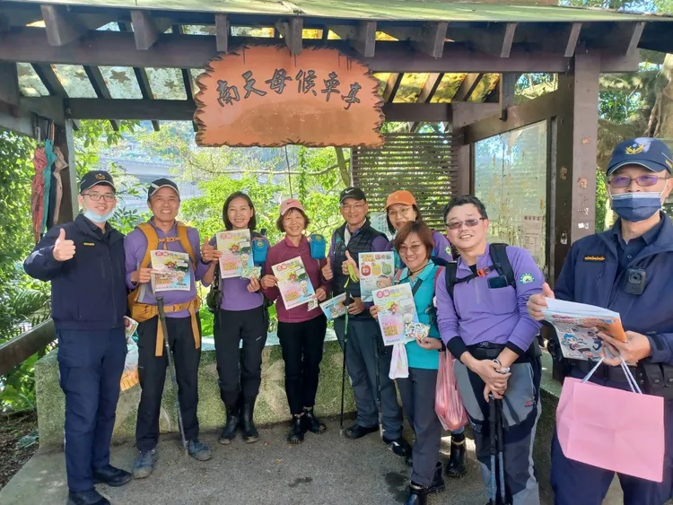 土城警方至承天寺登山步道向民眾宣導反詐騙。土城警分局提供