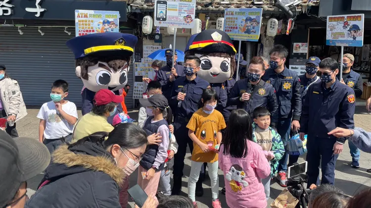 淡水警方來到淡水老街宣導反詐騙。淡水警分局提供