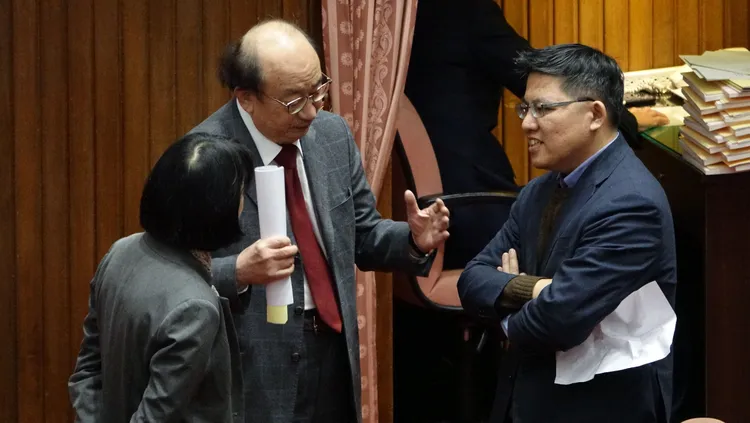 邱顯智及王婉諭跟民進黨團總召柯建銘溝通。莊宗達攝