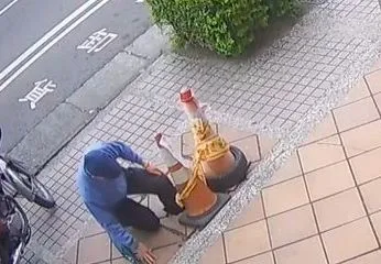 民眾踩空掉落坑洞中。翻攝社會事新聞影音