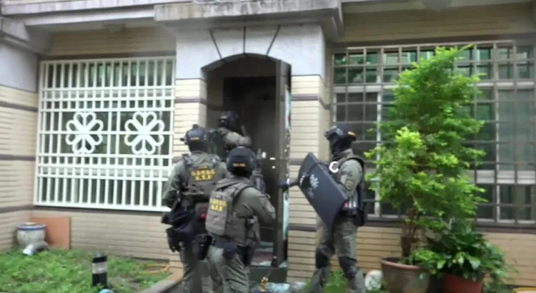 警方破門攻堅。翻攝畫面