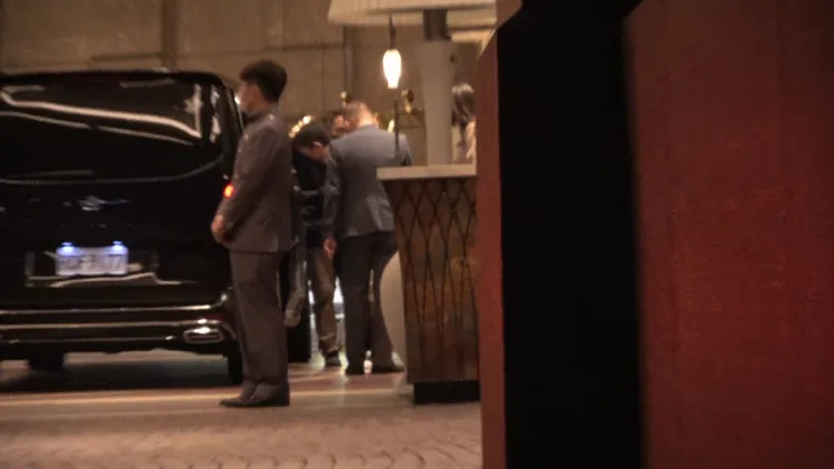 梁朝偉在傍晚時刻離開飯店。特勤中心攝