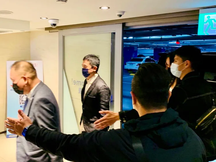 梁朝偉搭乘千萬邁巴赫保母車，從遠百信義地下停車場上樓。讀者提供