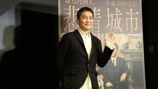 巨星風采!梁朝偉現身《悲情城市》修復版首映 微笑揮手粉絲搶拍