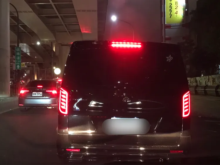 梁朝偉搭乘的千萬邁巴赫保母車。特勤中心攝