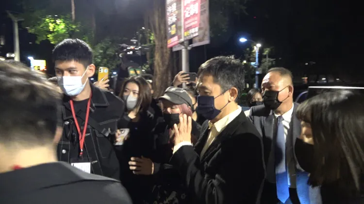 梁朝偉出席晚上的慶功宴聚會，與電影圈友人聚會，眾多媒體都在。特勤中心攝