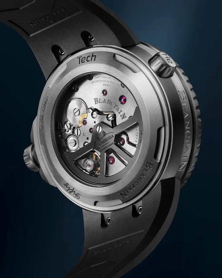 透過透明藍寶石水晶背蓋，可窺見錶款搭載的5日鍊13P8型自動上鍊機芯。品牌提供