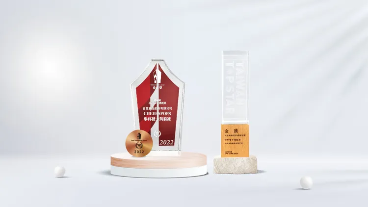 舉杯低卡蒟蒻凍獲得2022食創獎的產業組設計美學創新類，及2022 TAIWAN TOP STAR大眾零售商品包裝設計金獎等兩項大獎。業者提供