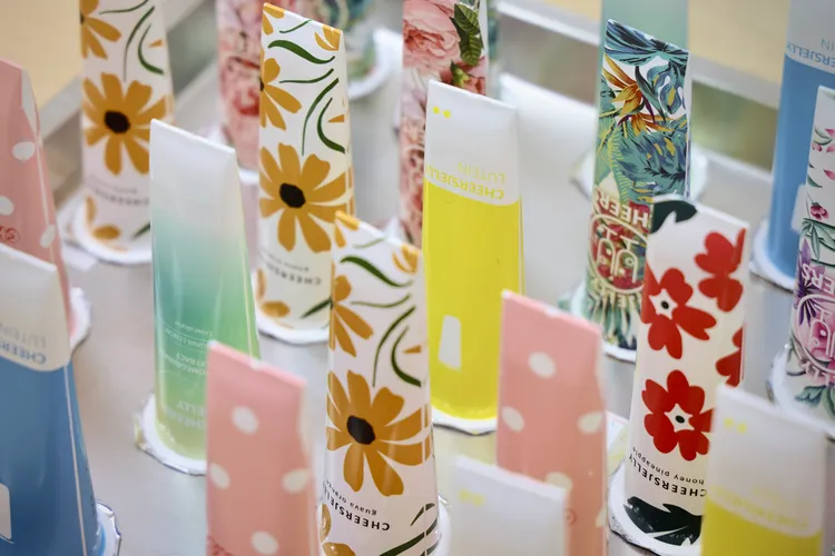 CheersJelly舉杯低卡蒟蒻凍環保杯裝設計繽紛吸睛。林林攝