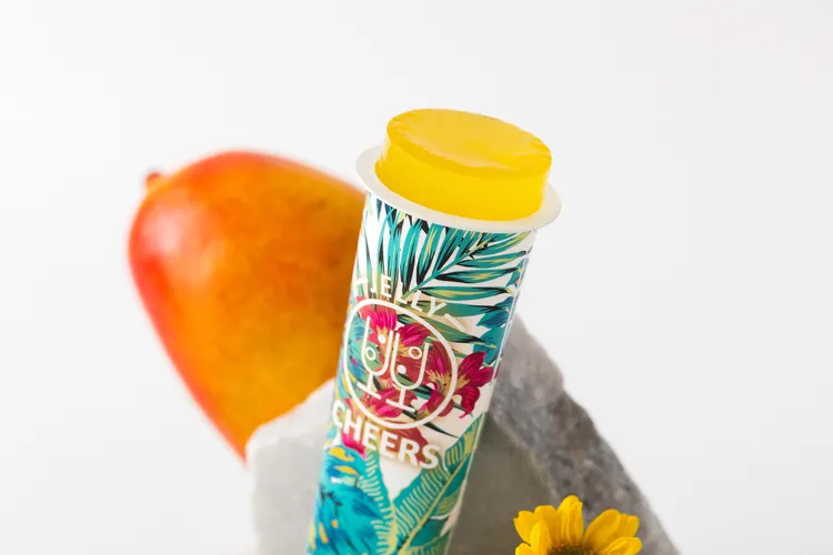 舉杯低卡蒟蒻凍芒果口味是經典款之一。業者提供