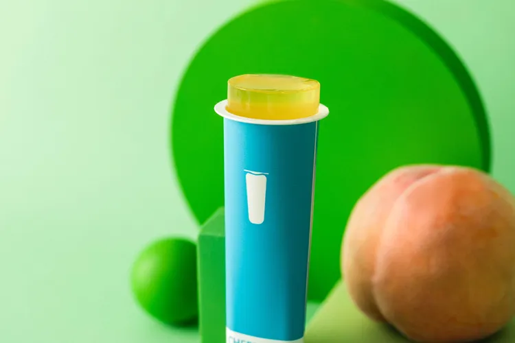 舉杯低卡蒟蒻凍水蜜桃口味添加葉黃素。業者提供