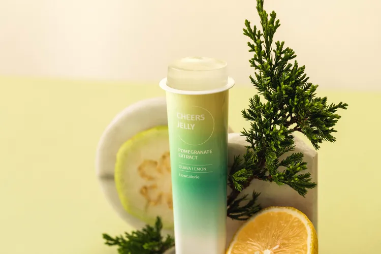 舉杯低卡蒟蒻凍芭樂檸檬口味添加紅石榴萃取物。業者提供