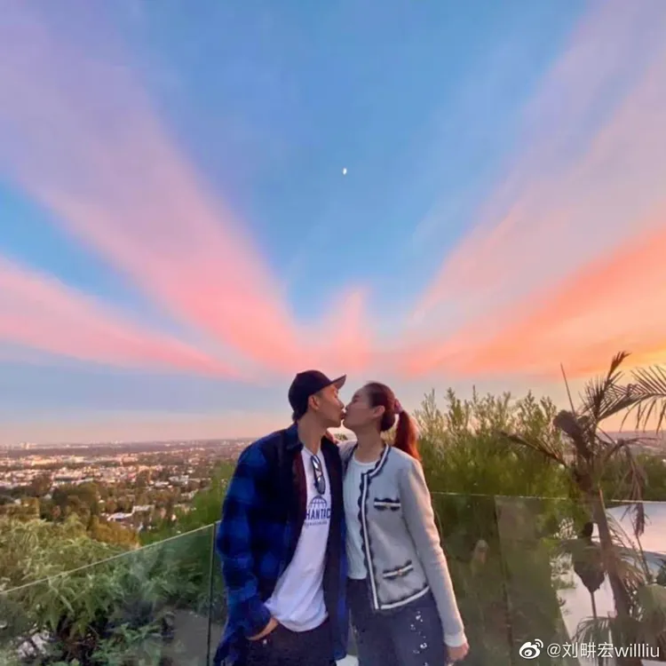 劉畊宏（左）與王婉霏每到一個城市就親吻拍照。翻攝劉畊宏微博