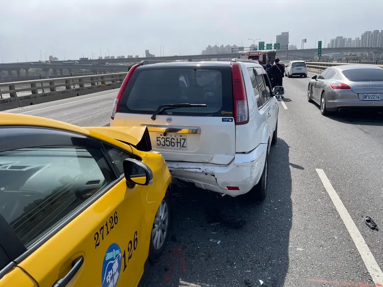 車禍導致4車追撞。翻攝畫面