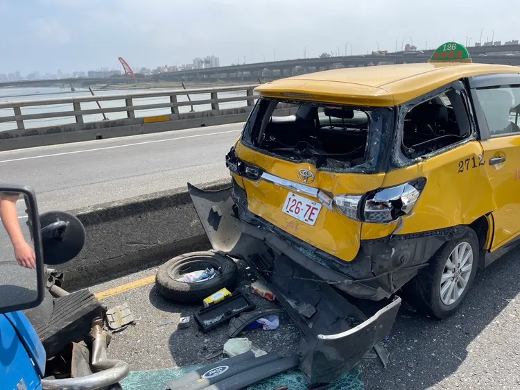 計程車車尾也撞爛。翻攝畫面