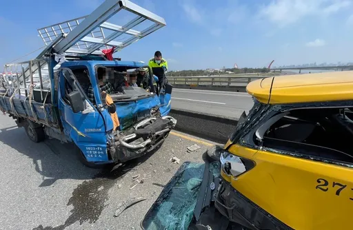 竹市西濱竹港大橋車禍 小貨車疑煞車不及!釀4車追撞4人傷