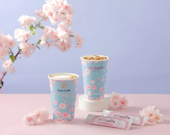 蜜露珂娜Ｘ全家Let’s Cafe推出期間限定「蜜露膠原拿鐵」及「櫻花限定聯名紙杯」，大杯售價99元。業者提供