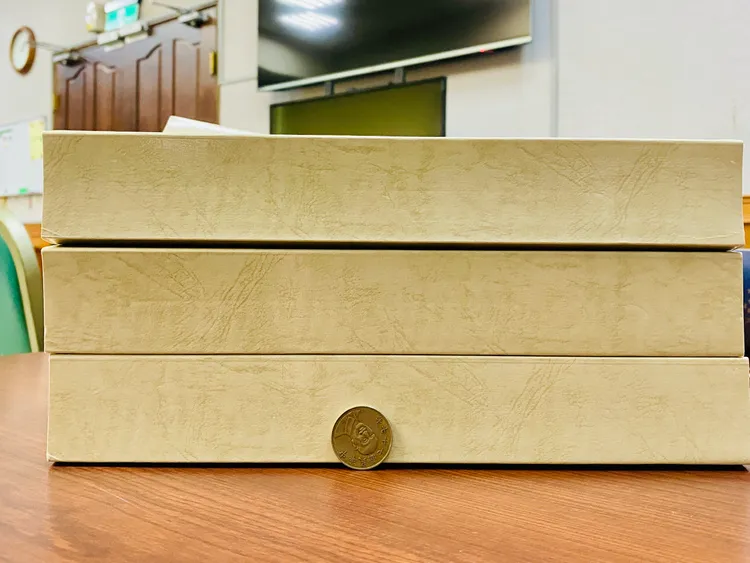 王文哲昨出示三大本約４萬則通訊資料。王志弘攝