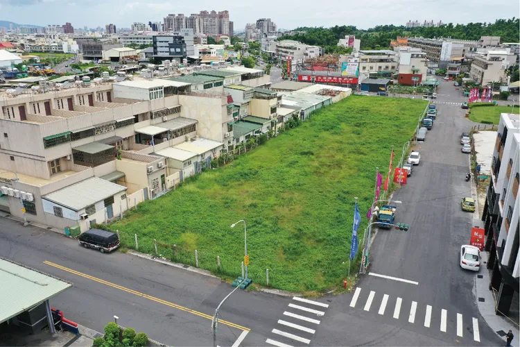 小港區孔鳳段孔宅新路與孔宅7街口，佔地面積1138.79坪分區屬住2-3土地，標售底價2.62億元。高市地政局提供