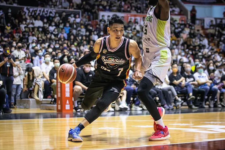 林書豪首秀就幫鋼鐵人止敗。  鋼鐵人提供