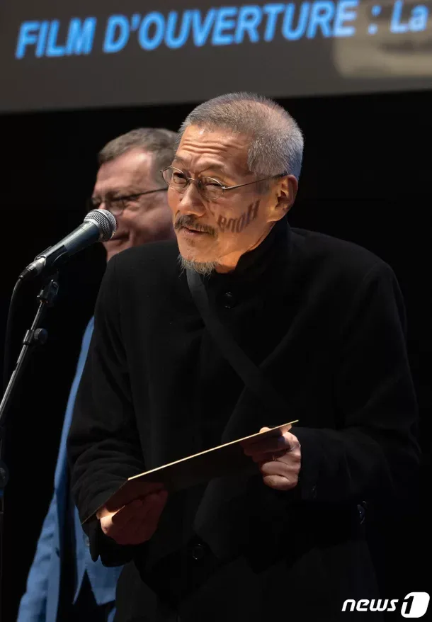 62歲導演洪尚秀已滿頭白髮。翻攝news1