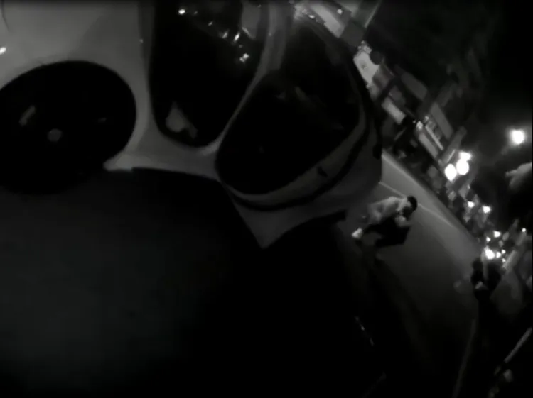 警方連開二槍後，滋事份子才嚇得配合蹲下。讀者提供