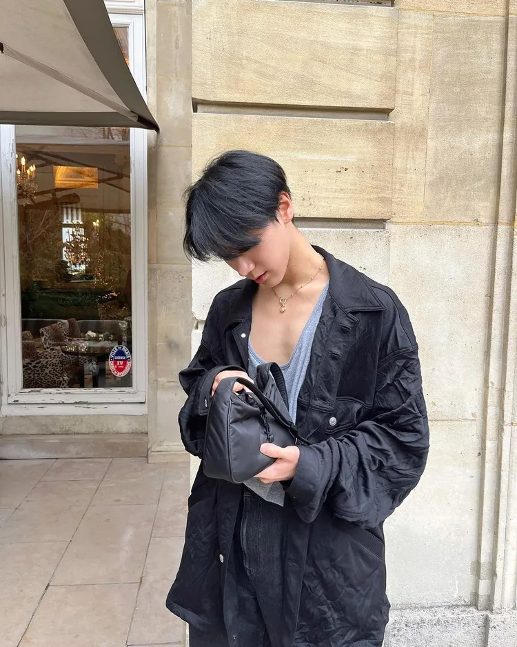 SAINT LAURENT春夏男裝系列中主打的LE 5 À 7斜背包，也是Ten的新歡。翻攝tenlee_1001 IG