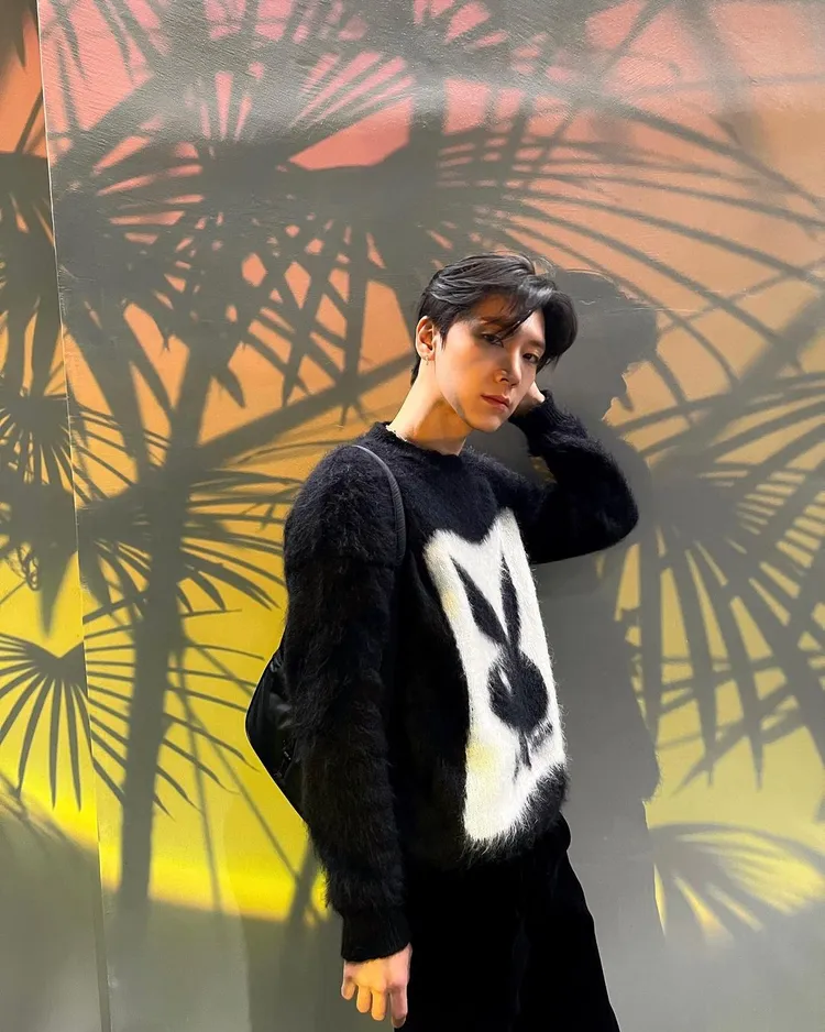 除了表現力驚人的秀款外，Ten私下還曬出了不少實穿度頗高的SAINT LAURENT單品。翻攝tenlee_1001 IG