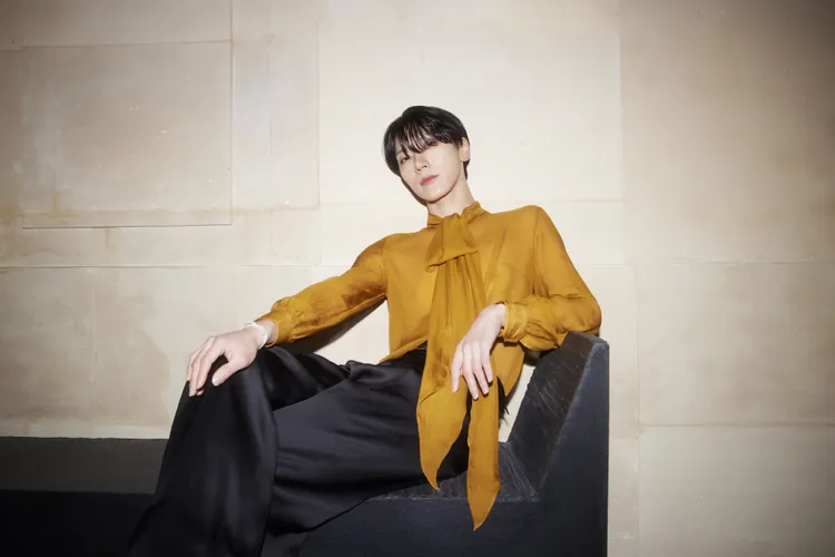 Ten略帶陰柔感的貴族氣質，和SAINT LAURENT的新裝格外合拍。品牌提供