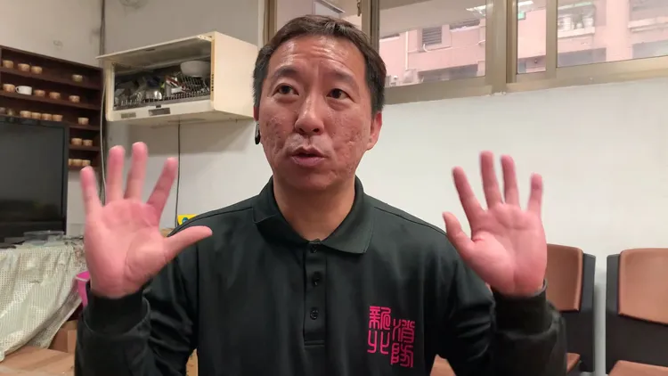 黃國峰說明完美脫戒方式。黃子騰攝