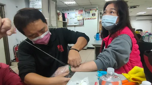 新北警消黃國峰不只會打火 「脫戒達人」揚名海外!民眾專程來台求救