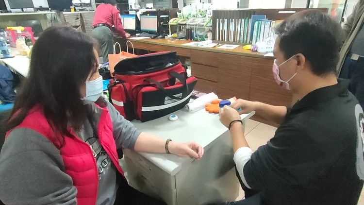 黃國峰準備脫鐲工具。黃子騰攝