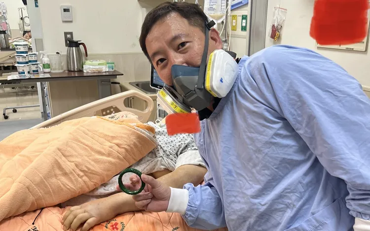 黃國峰順利協助張黃姓婦人脫除手鐲。新北市消防局提供