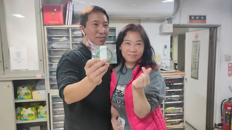 李姓婦人開心的與黃國峰合影。黃子騰攝