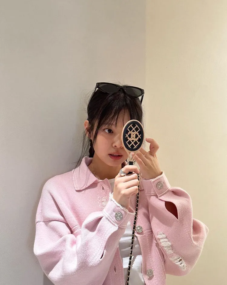 Jennie還拿出附在香奈兒網球拍造型小包內的隨身梳妝鏡做示範。翻攝jennierubyjane IG