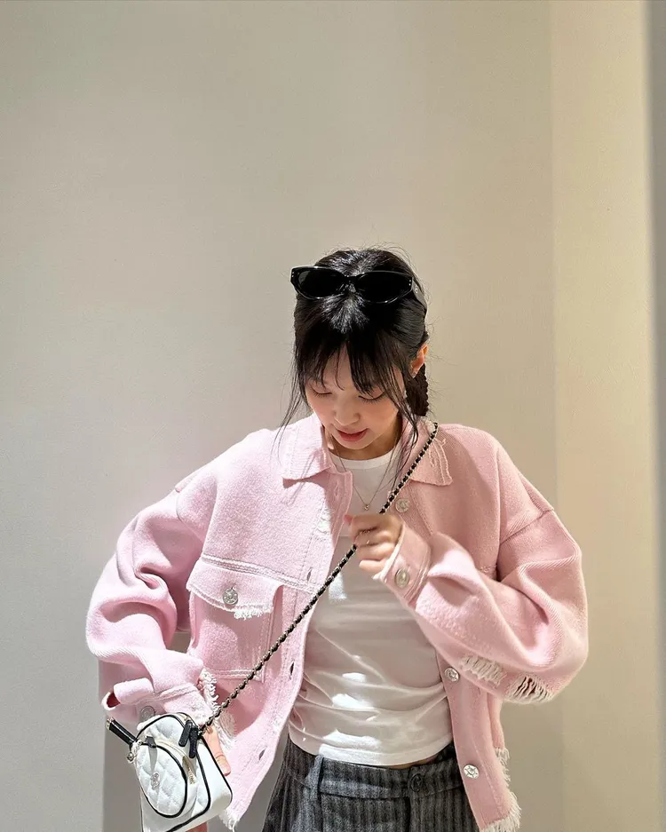 Jennie日前在西洋情人節時，也發出多張美照為粉絲送上祝福，身上還有她所代言的法國精品香奈兒及韓國潮流眼鏡品牌GENTLE MONSTER相伴。翻攝jennierubyjane IG