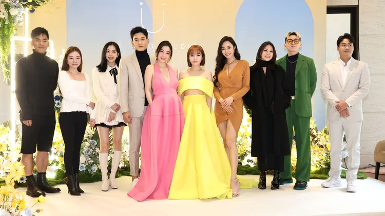 柯有倫（左起）、許維恩二姊許菲菲、到怡、王家梁、許維恩、Vivian、康茵茵、蕾菈、湯宇現身婚攝開幕酒會。莊宗達攝