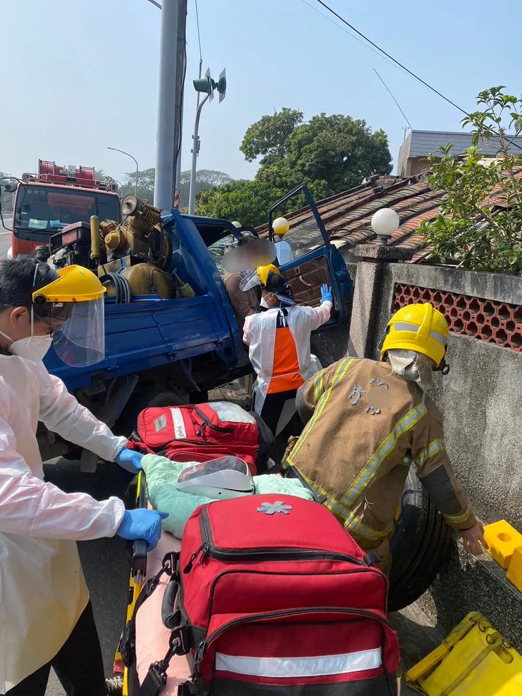 白河消防分隊到場協助脫困。讀者提供