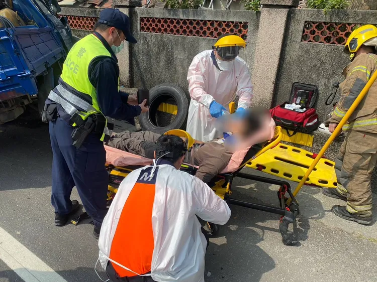 駕駛輕傷送醫。讀者提供