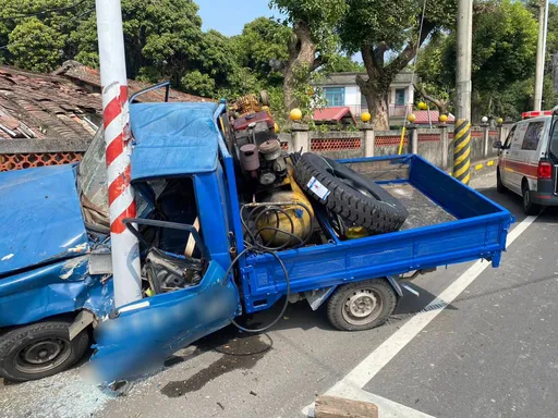 小貨車斜撞電桿卡圍牆 28歲男受困駕駛座救出僅受皮肉傷