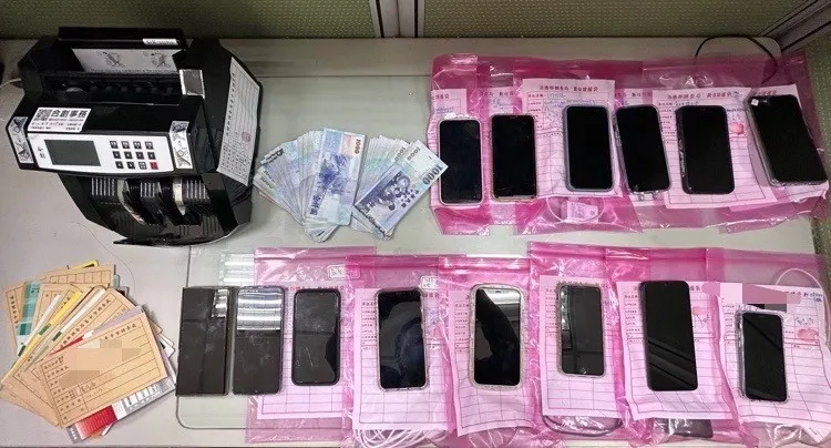   詐欺水房現場查扣大量手機、新臺幣現金、泰銖、存摺及點鈔機。調查局提供