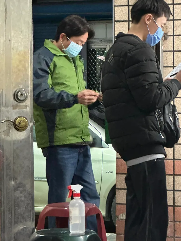 網友吃麵時遇見神似副總統賴清德的中年男子。翻攝臉書社團《路上觀察學院》