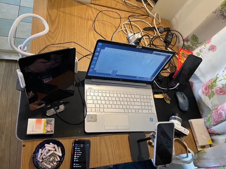 警方查扣筆電等相關證物。翻攝畫面