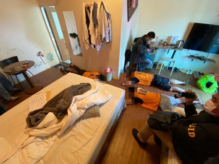 詐騙集團隱身民宿中。翻攝畫面